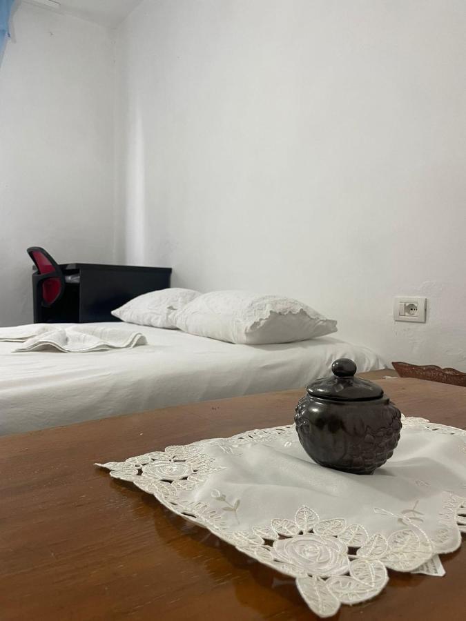 Communist Style Room Shkodër Buitenkant foto